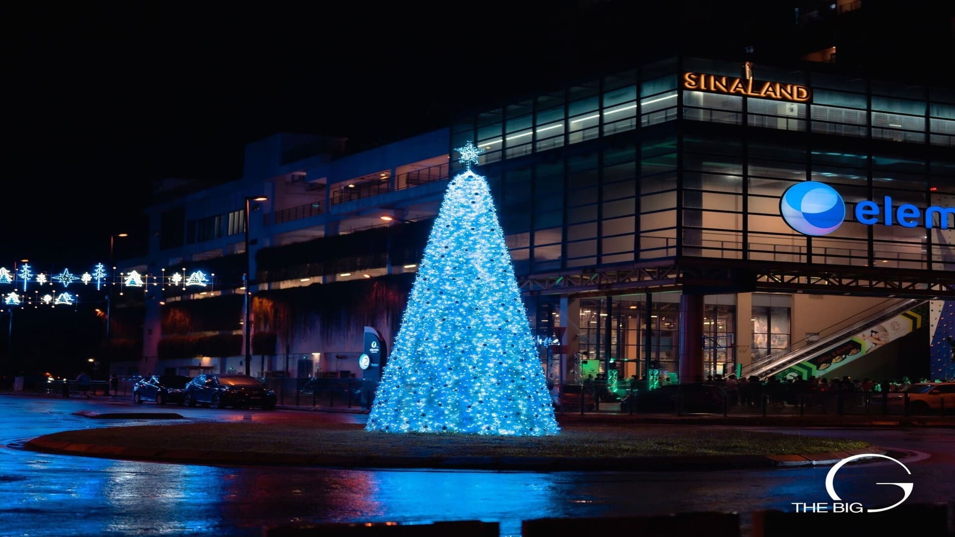 Custom Christmas tree installation at Sinaland shopping centre